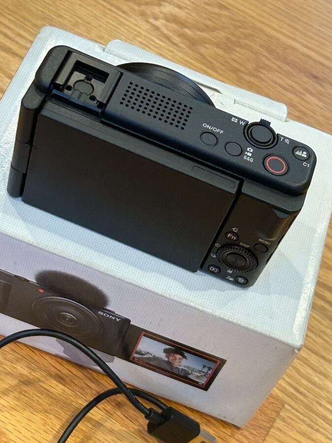 Sony ZV-1F Digital Vlog Camera Wide Angle Swivel-Screen w Memory Card