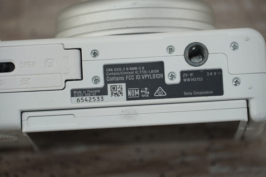 Sony ZV 1F Vlog Camera for Content Creators and Vloggers White UNTESTED NO BATT